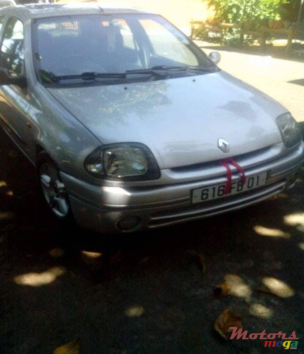 2001' Renault Clio photo #1