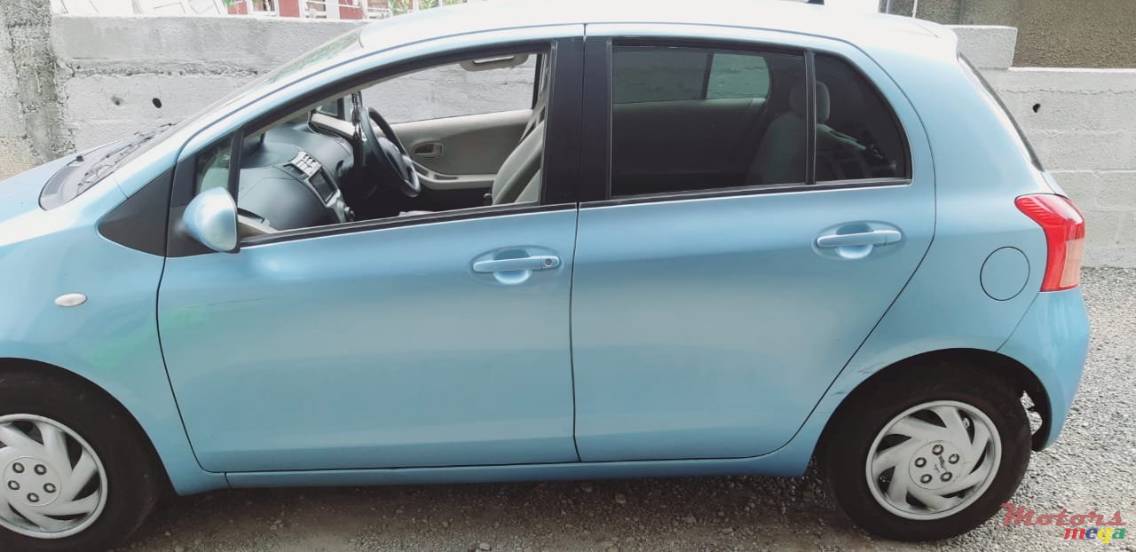 2006' Toyota Vitz photo #1