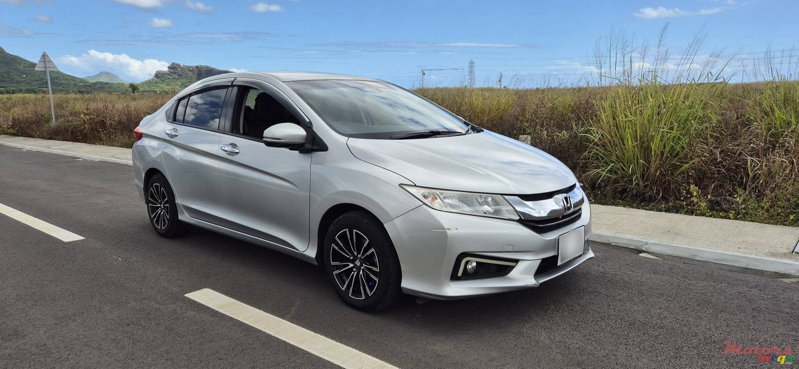 2016' Honda Grace photo #1