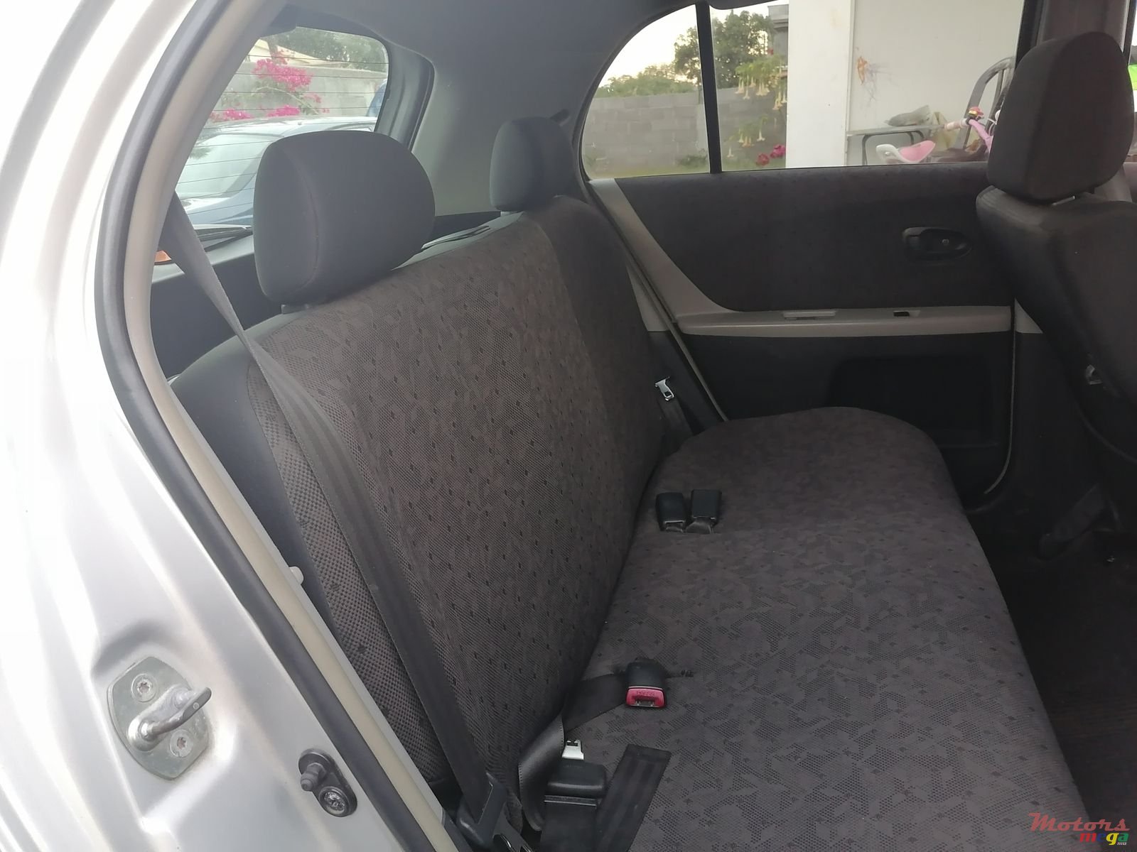 2008' Toyota Vitz photo #3