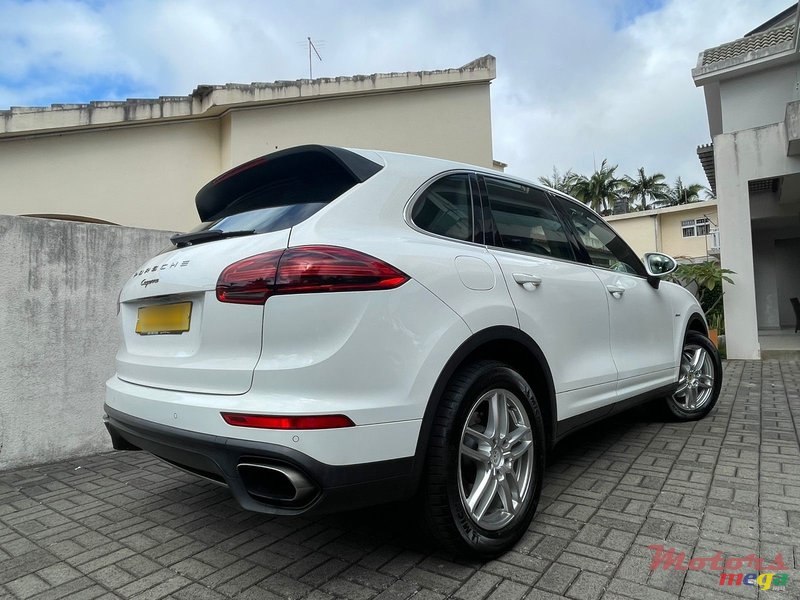 2016' Porsche Cayenne photo #2