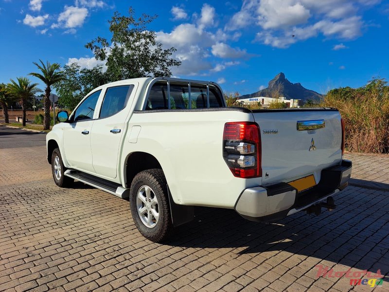 2022' Mitsubishi Triton photo #3