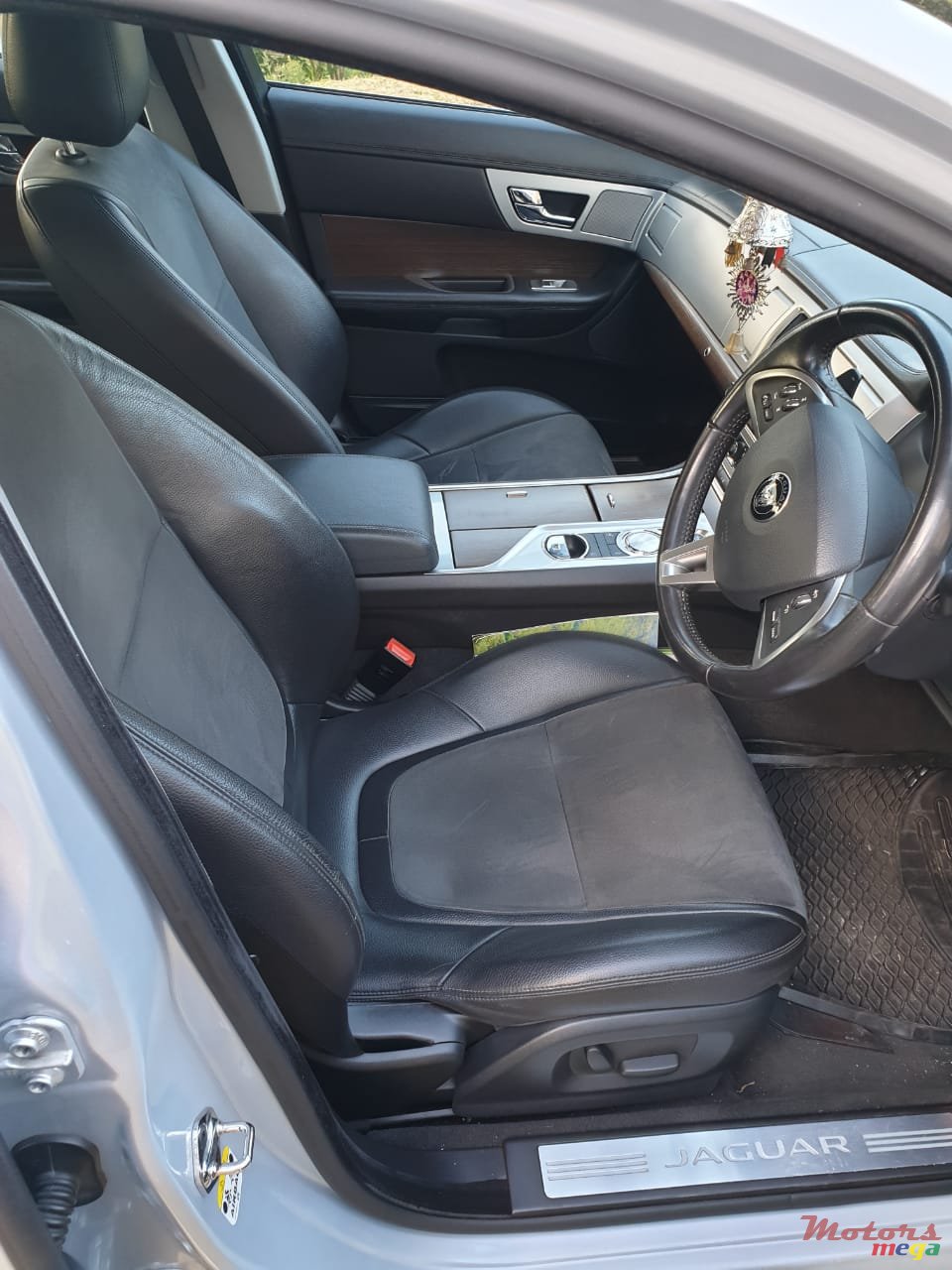 2015' Jaguar XF OEM Luxury photo #4