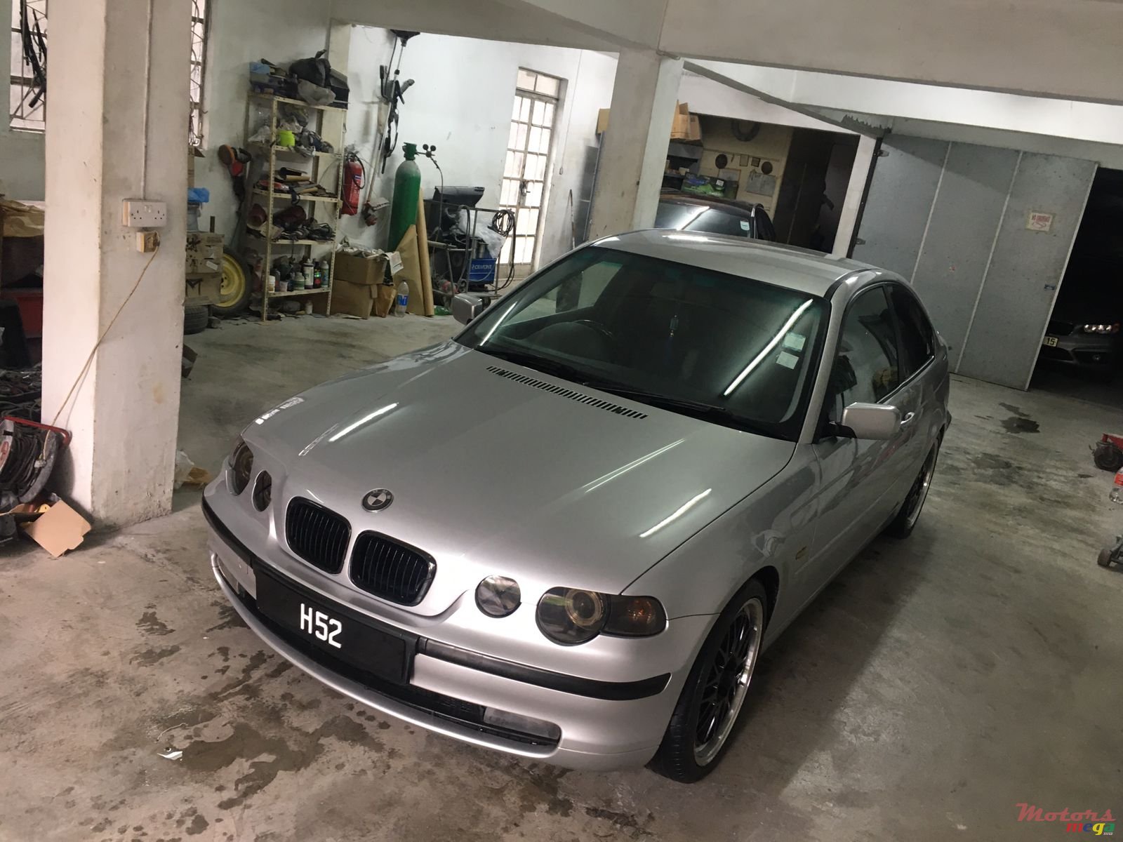 2003' BMW 3 Series Compact photo #2