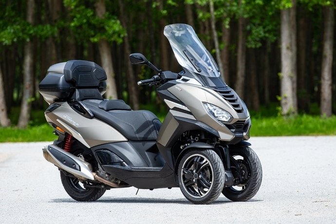 Peugeot Motocycles condamnée pour le plagiat du Piaggio MP3 ! Les scooters Metropolis interdits à la vente !