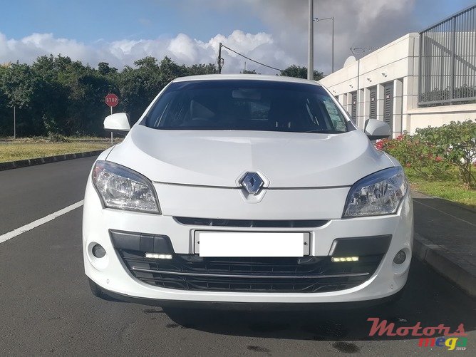 2011' Renault Megane photo #5