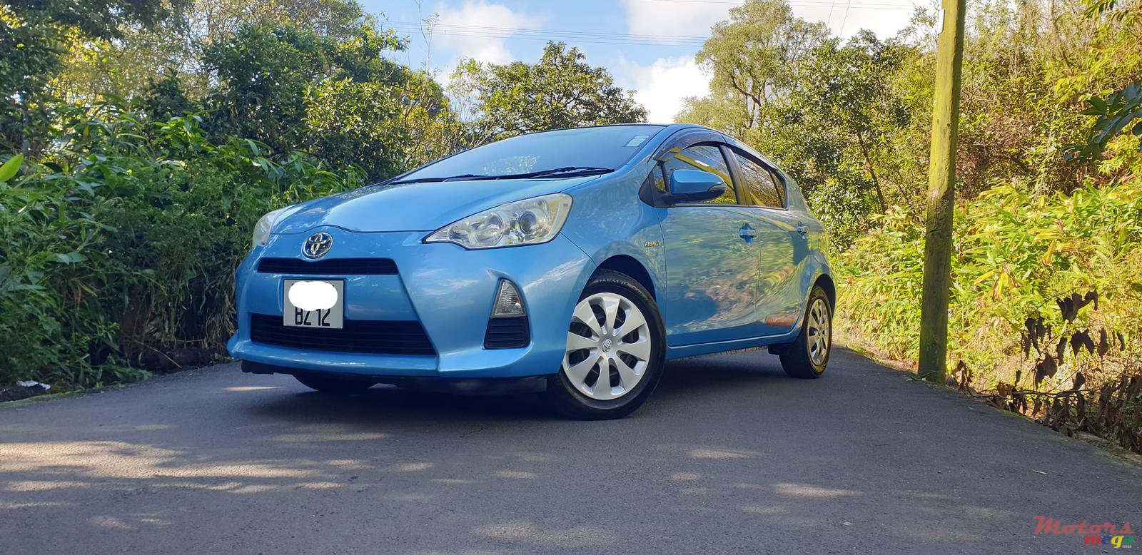 2012' Toyota Aqua photo #2