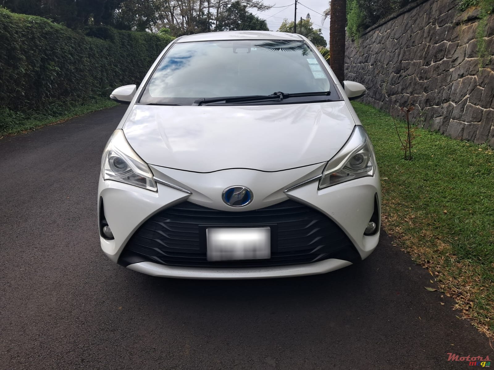 2017' Toyota Vitz Hybrid photo #1