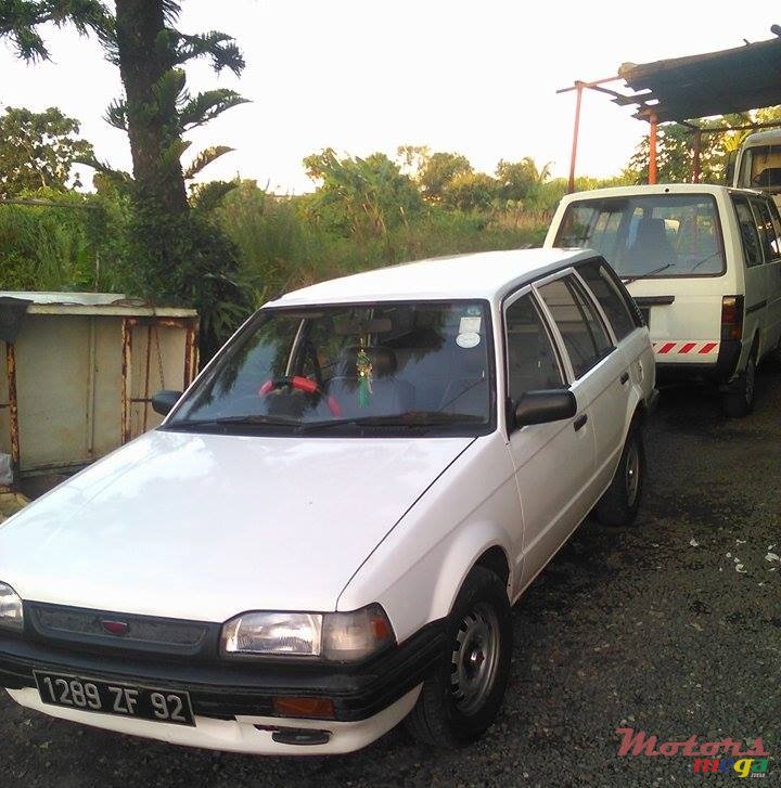 1992' Mazda 323 photo #1