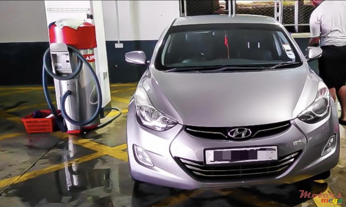 2013' Hyundai Elantra photo #3