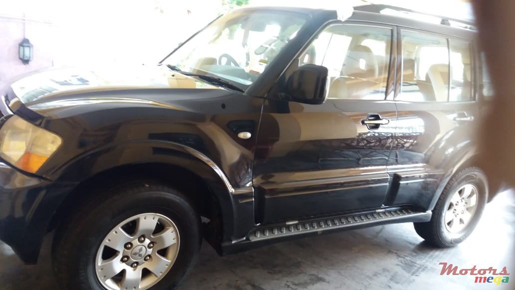 2006' Mitsubishi Pajero photo #6