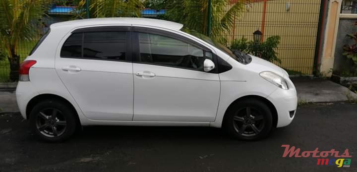 2008' Toyota Vitz photo #3