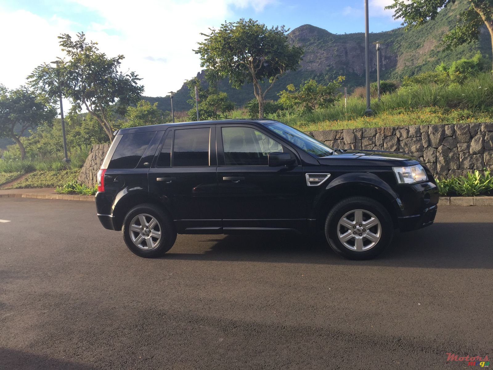 2011' Land Rover Freelander Model Jeep photo #2