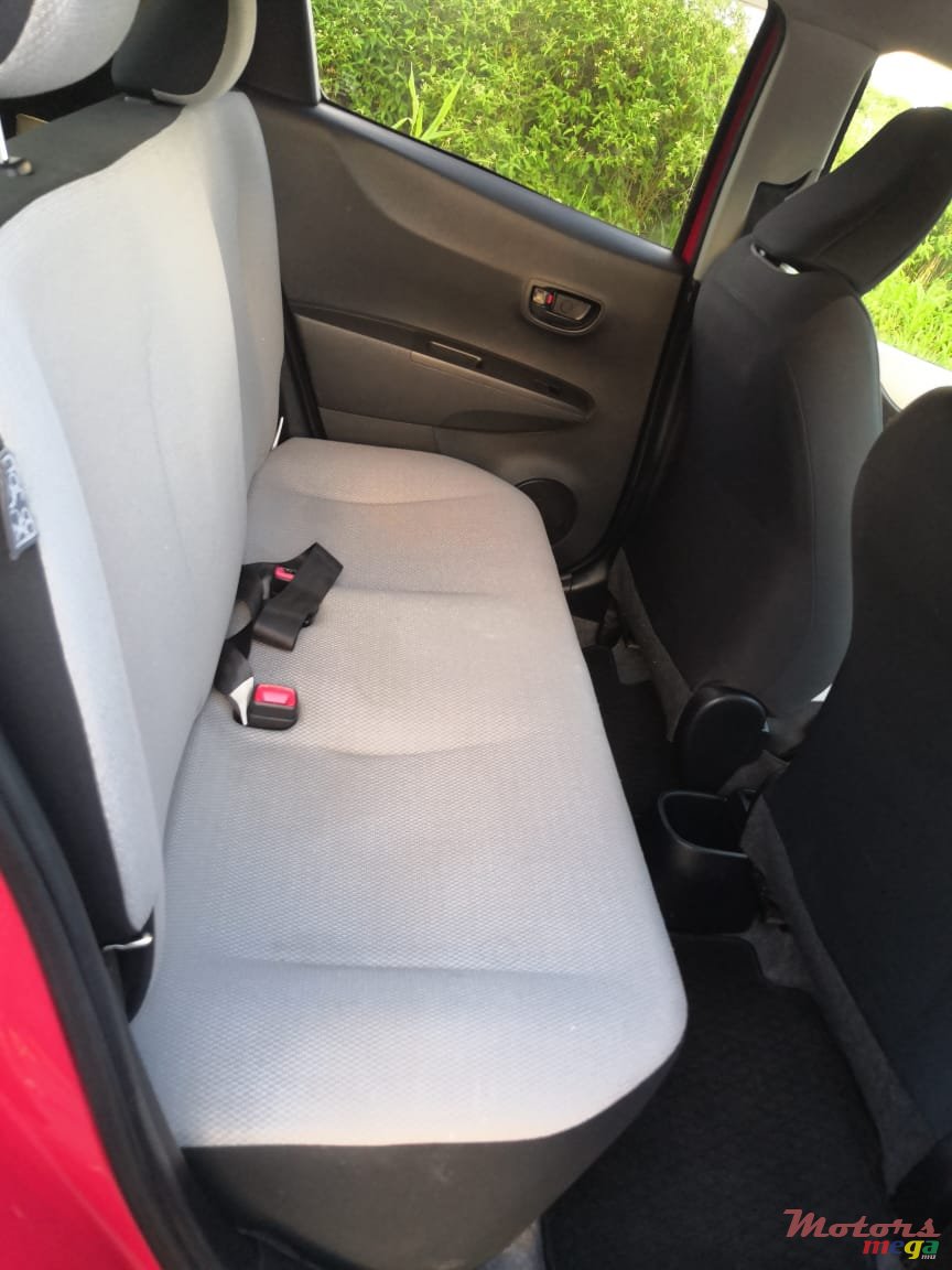 2011' Toyota Vitz 1000cc photo #3