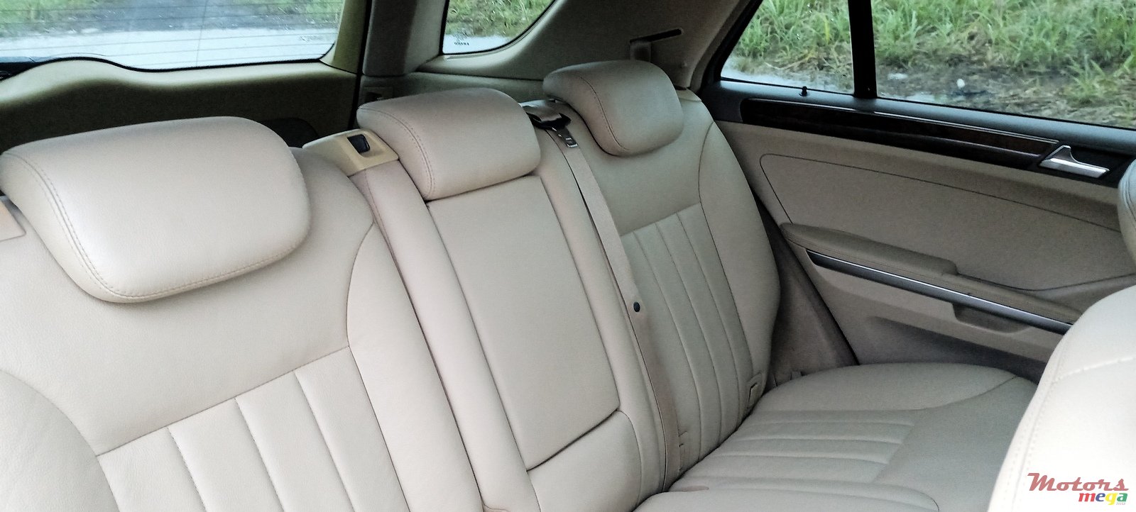 2009' Mercedes-Benz ML 320 SUV photo #4