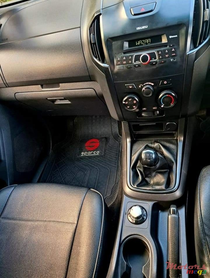 2017' Isuzu D-Max photo #2