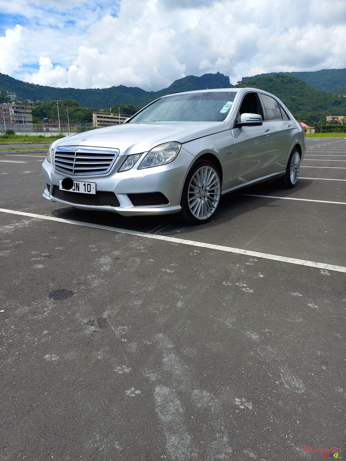2010' Mercedes-Benz 200E photo #2