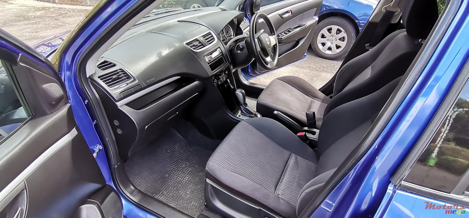 2011' Suzuki Swift photo #5