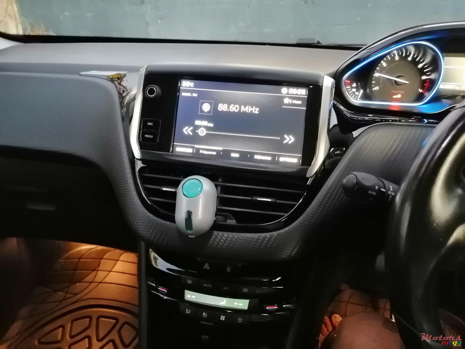 2018' Peugeot 2008 photo #1