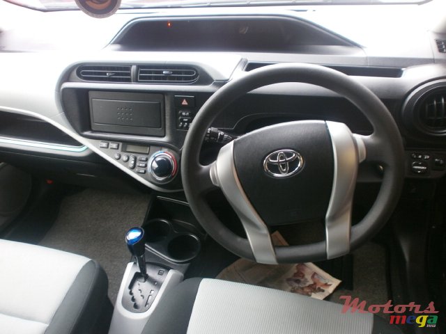 2013' Toyota Prius Plug-in Aqua photo #5