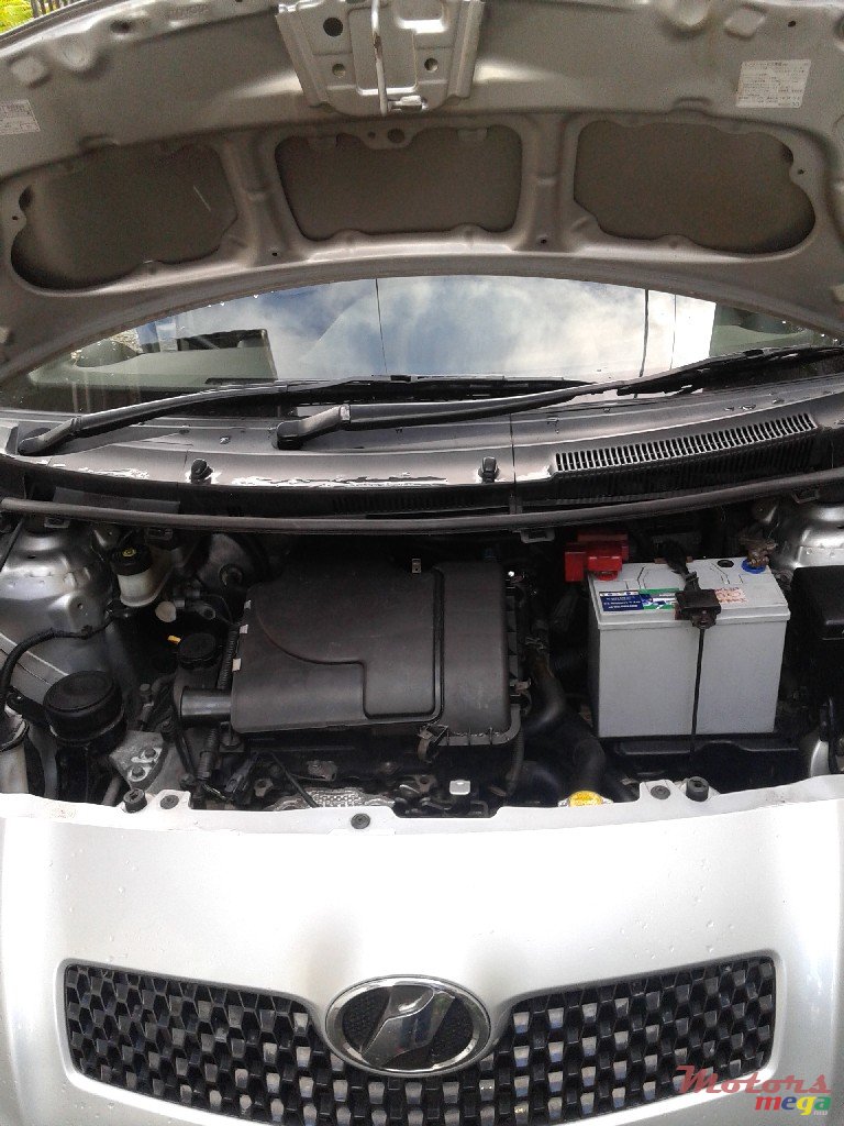 2006' Toyota Vitz photo #3