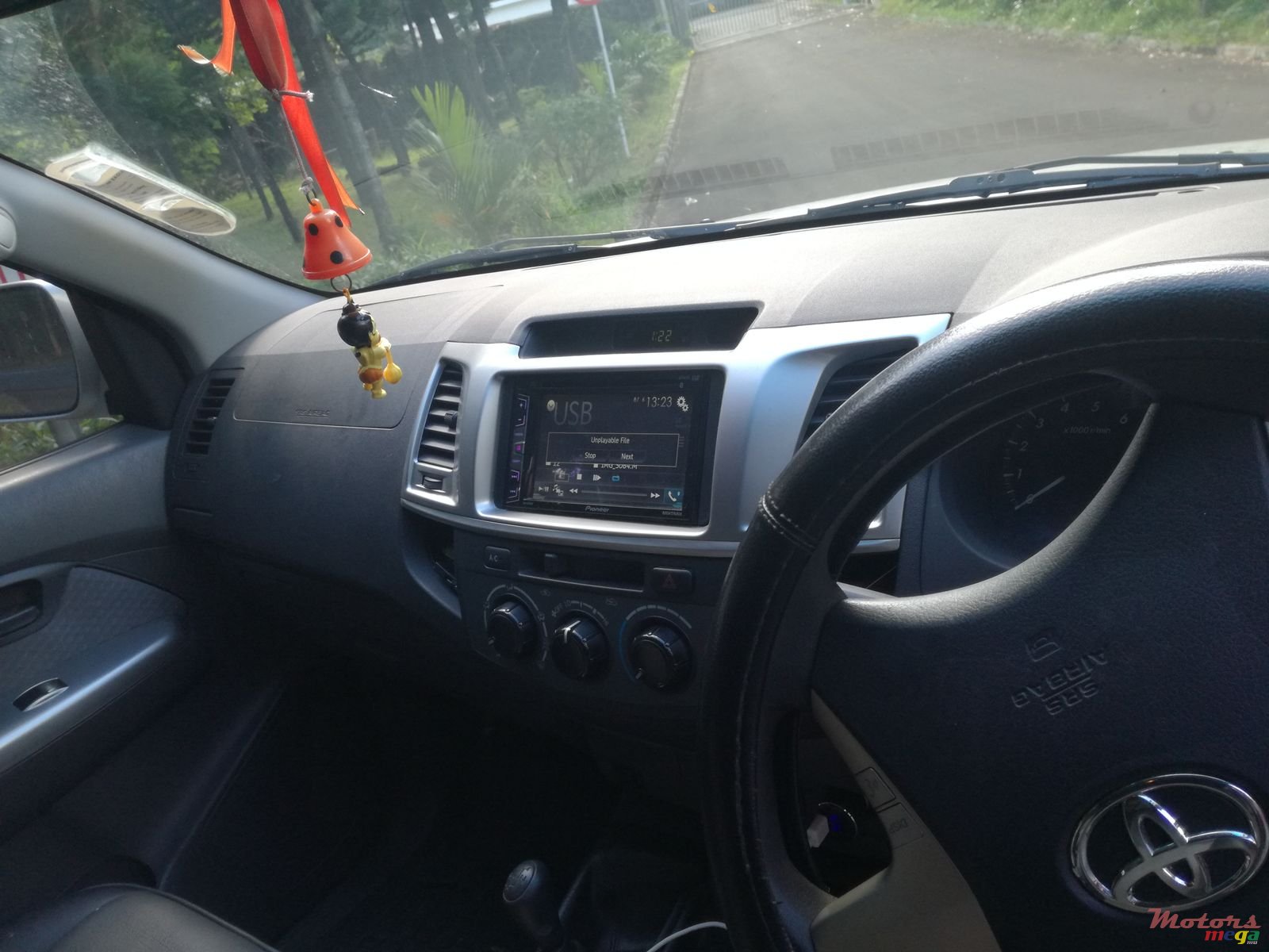 2013' Toyota Hilux photo #2