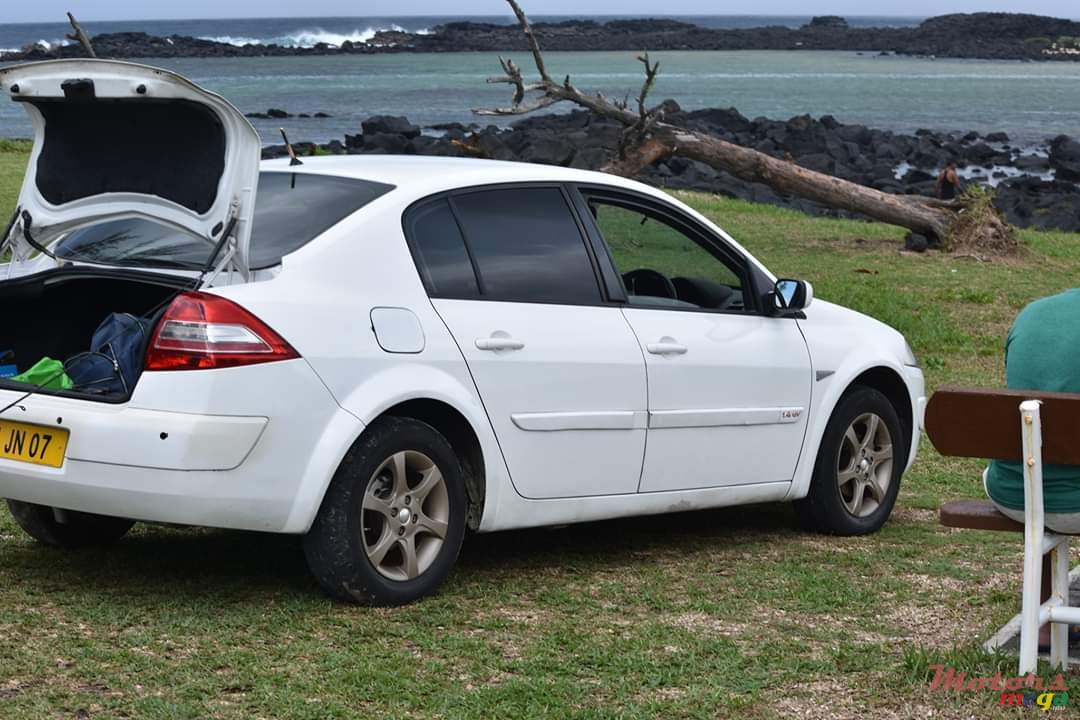 2007' Renault Megane photo #2
