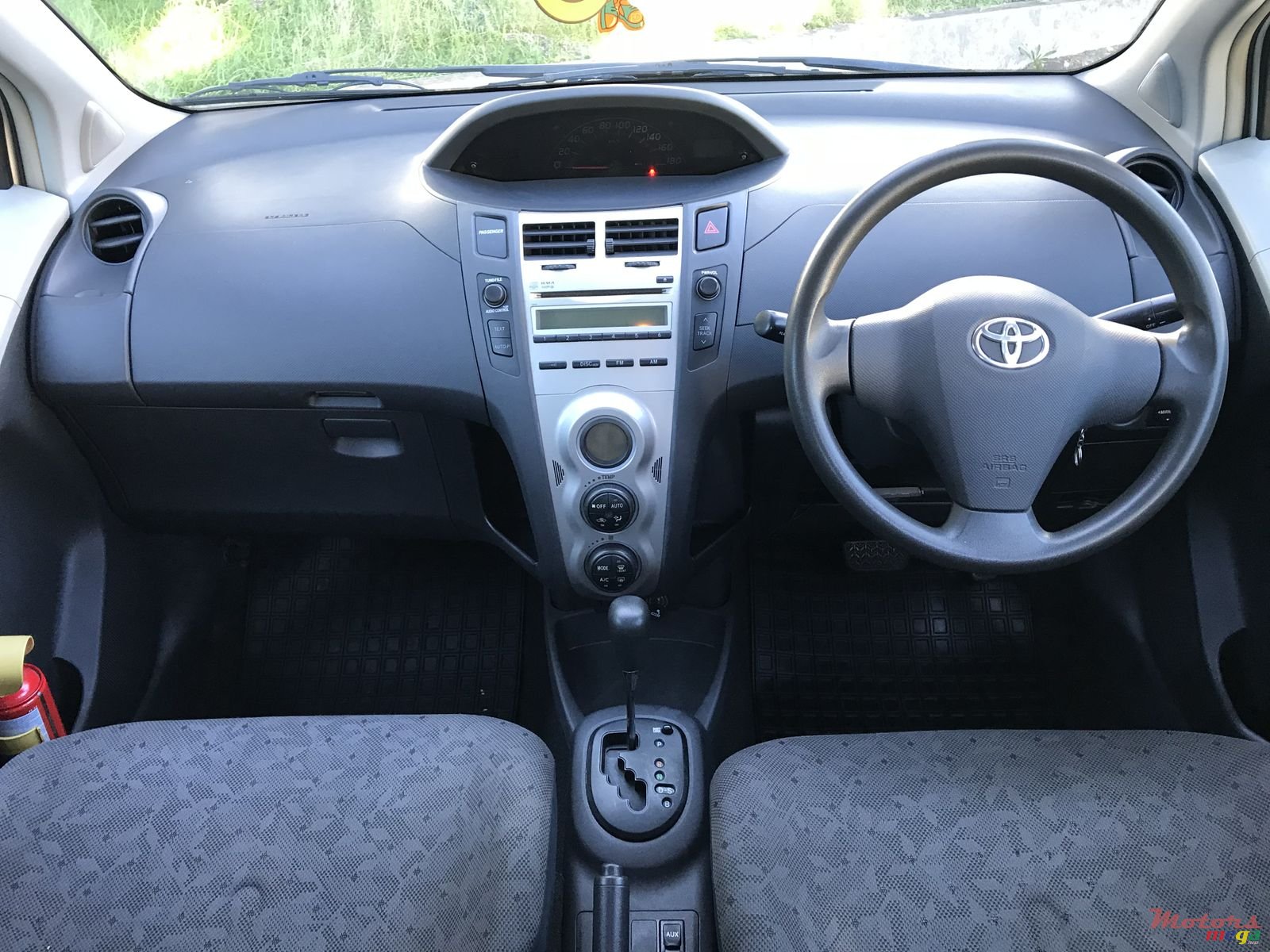 2008' Toyota Vitz photo #6