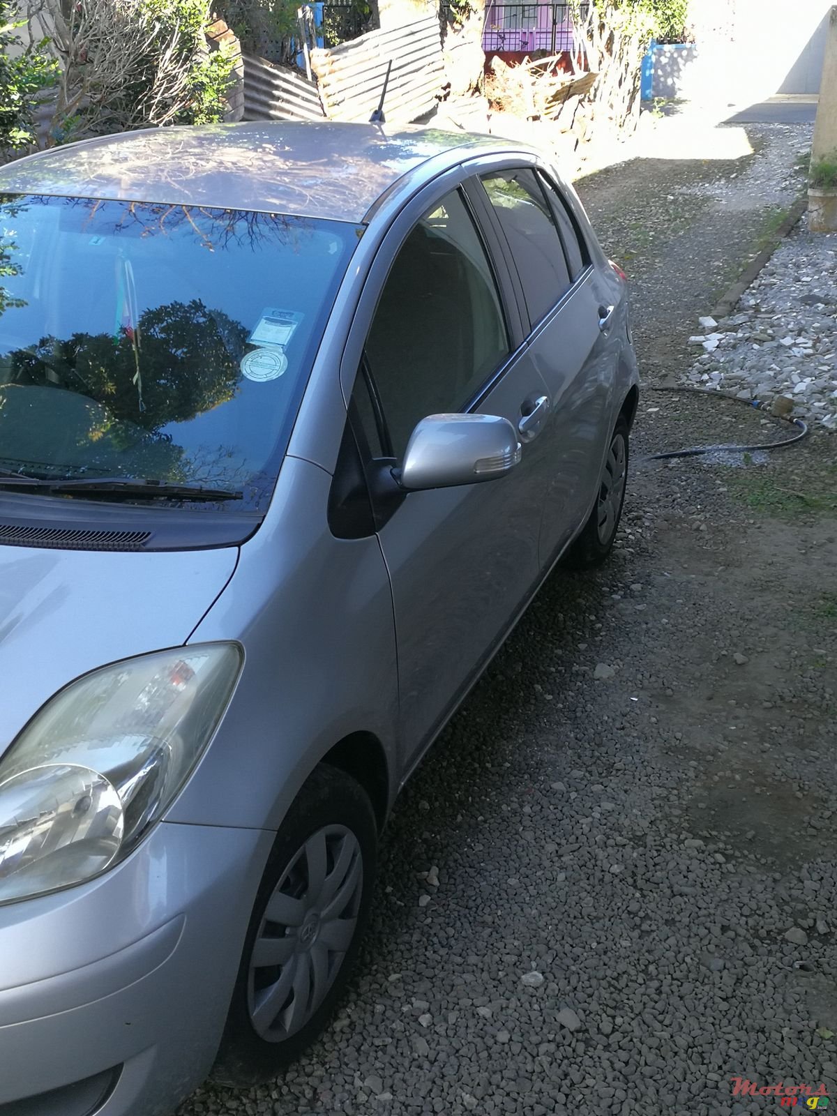 2009' Toyota Vitz photo #2