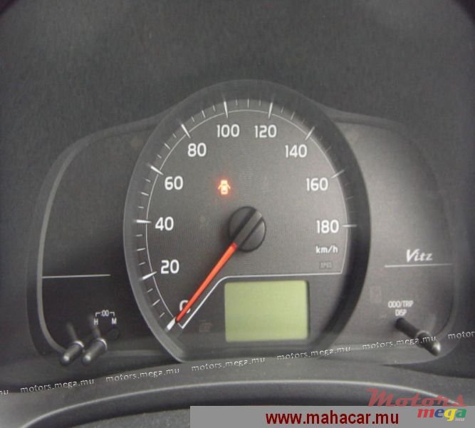 2011' Toyota Vitz photo #6