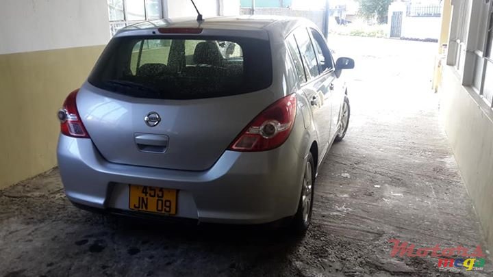 2009' Nissan Tiida Hatchback photo #1