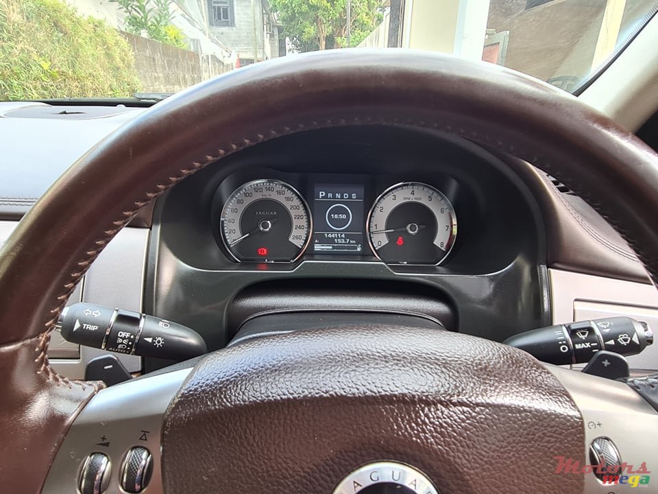 2010' Jaguar XF photo #7