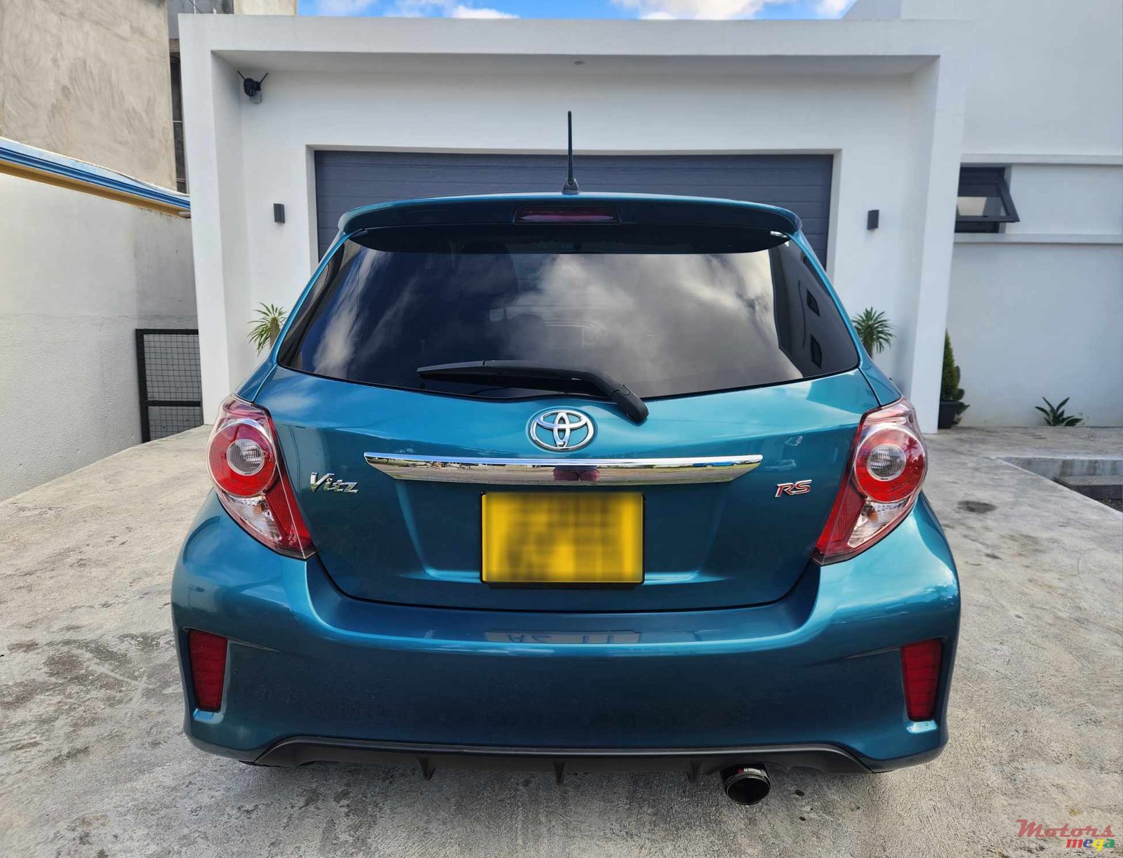 2011' Toyota Vitz SPORT RS photo #2