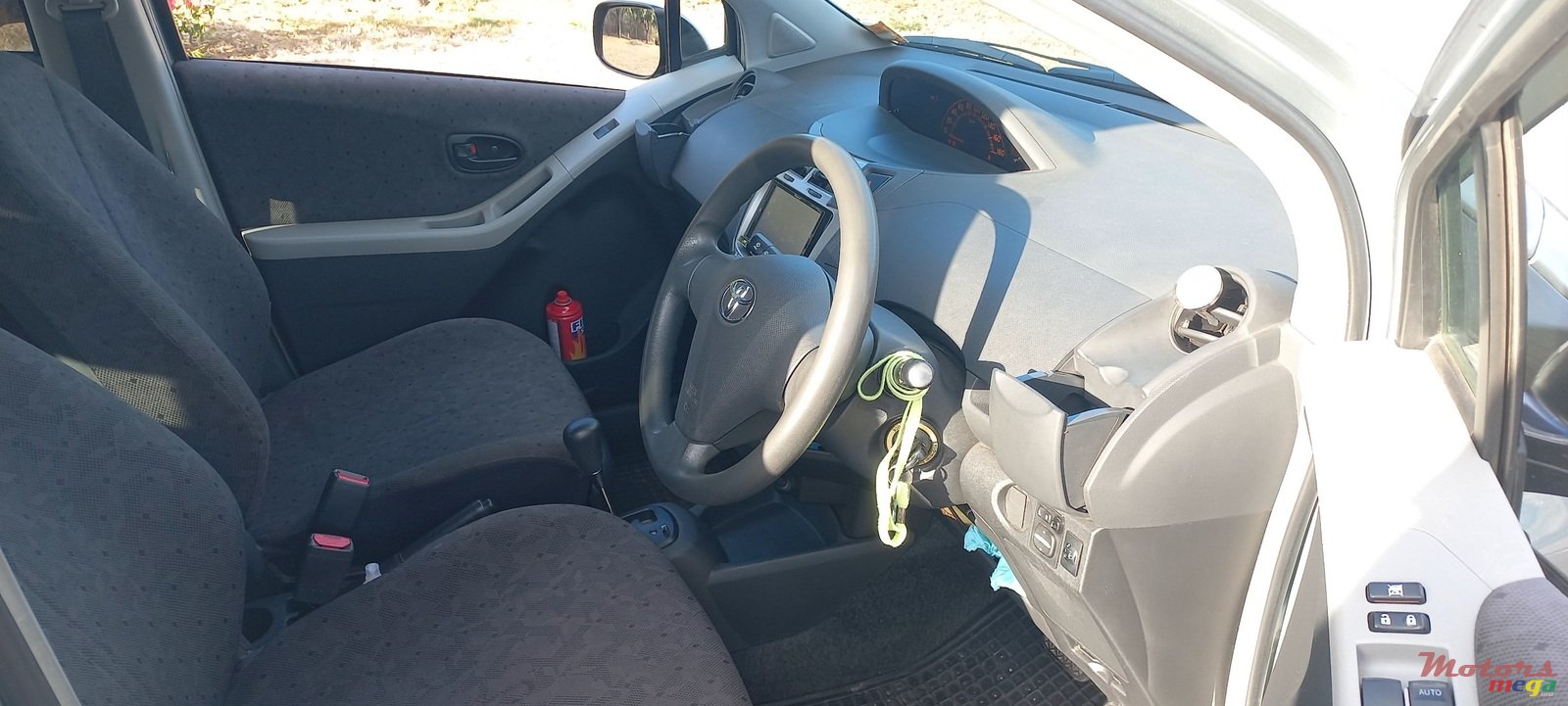 2008' Toyota Vitz photo #2