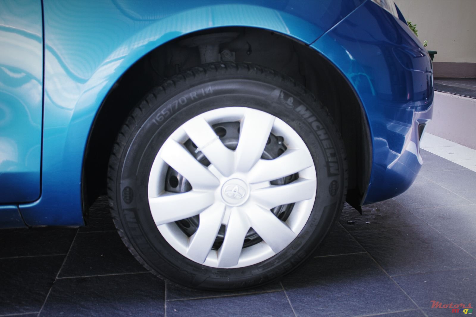 2009' Toyota Vitz photo #2