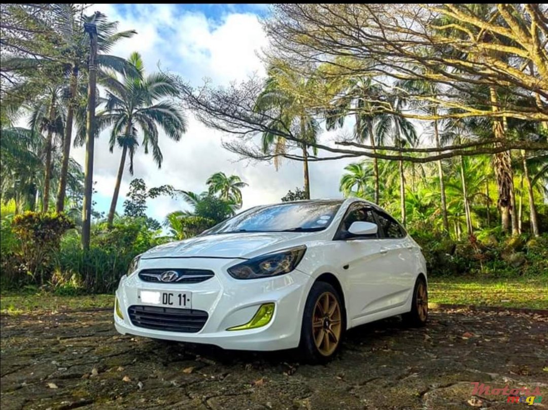 2011' Hyundai Accent photo #3