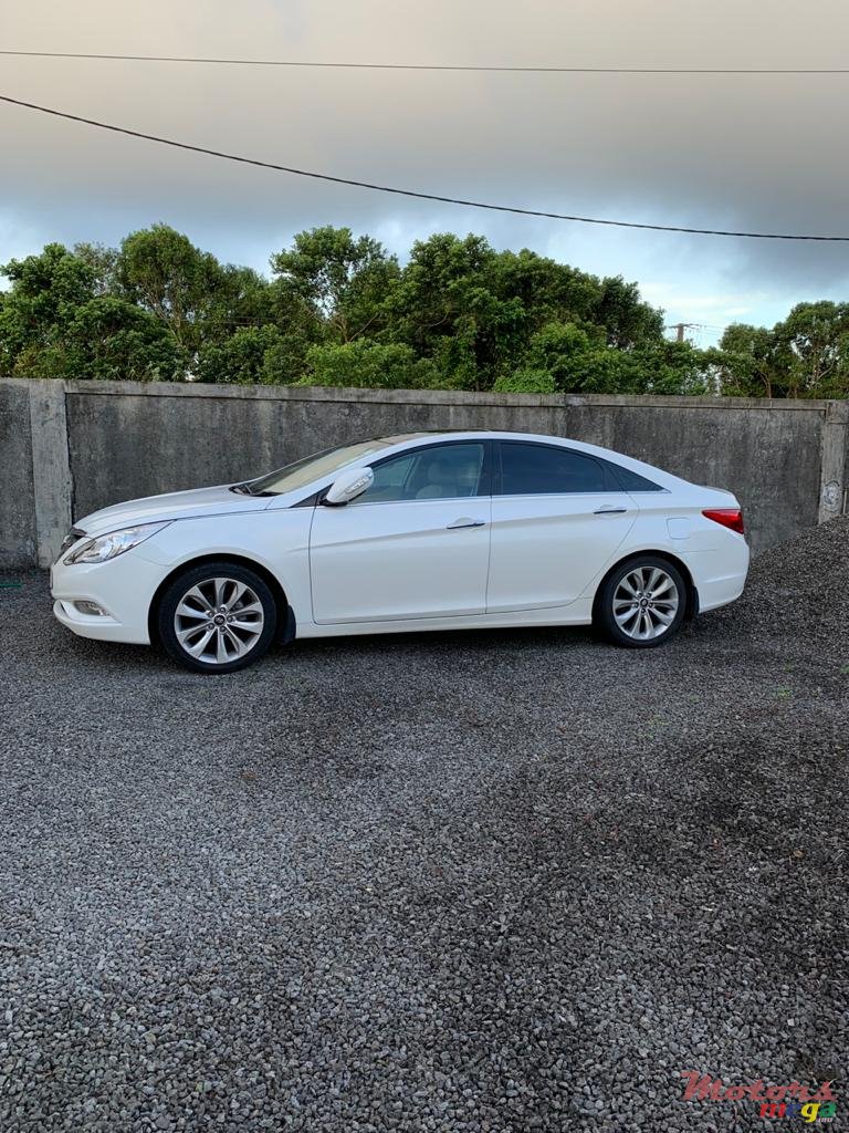 2011' Hyundai Sonata 2011 photo #2