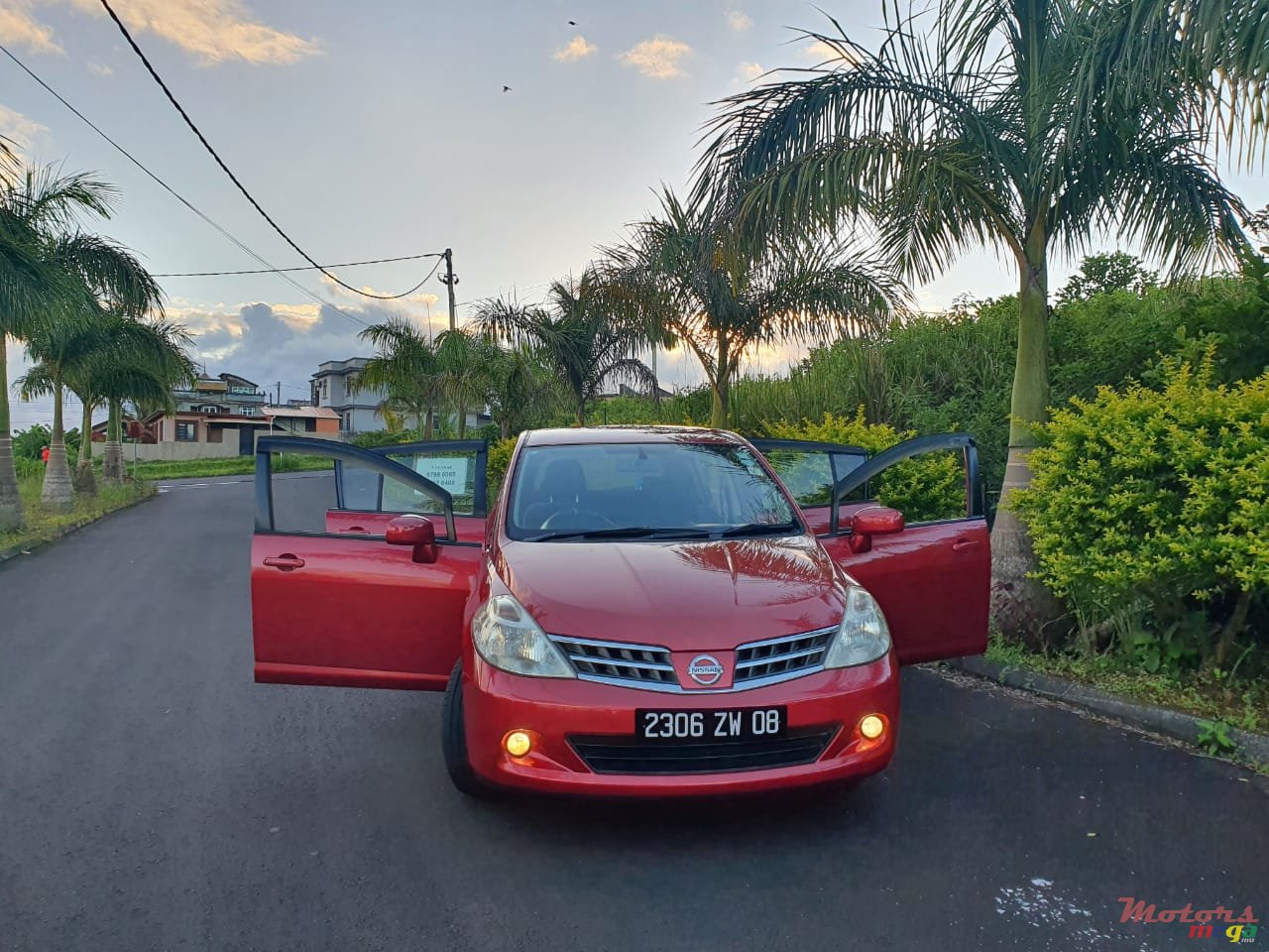 2008' Nissan Tiida Hatchback photo #7