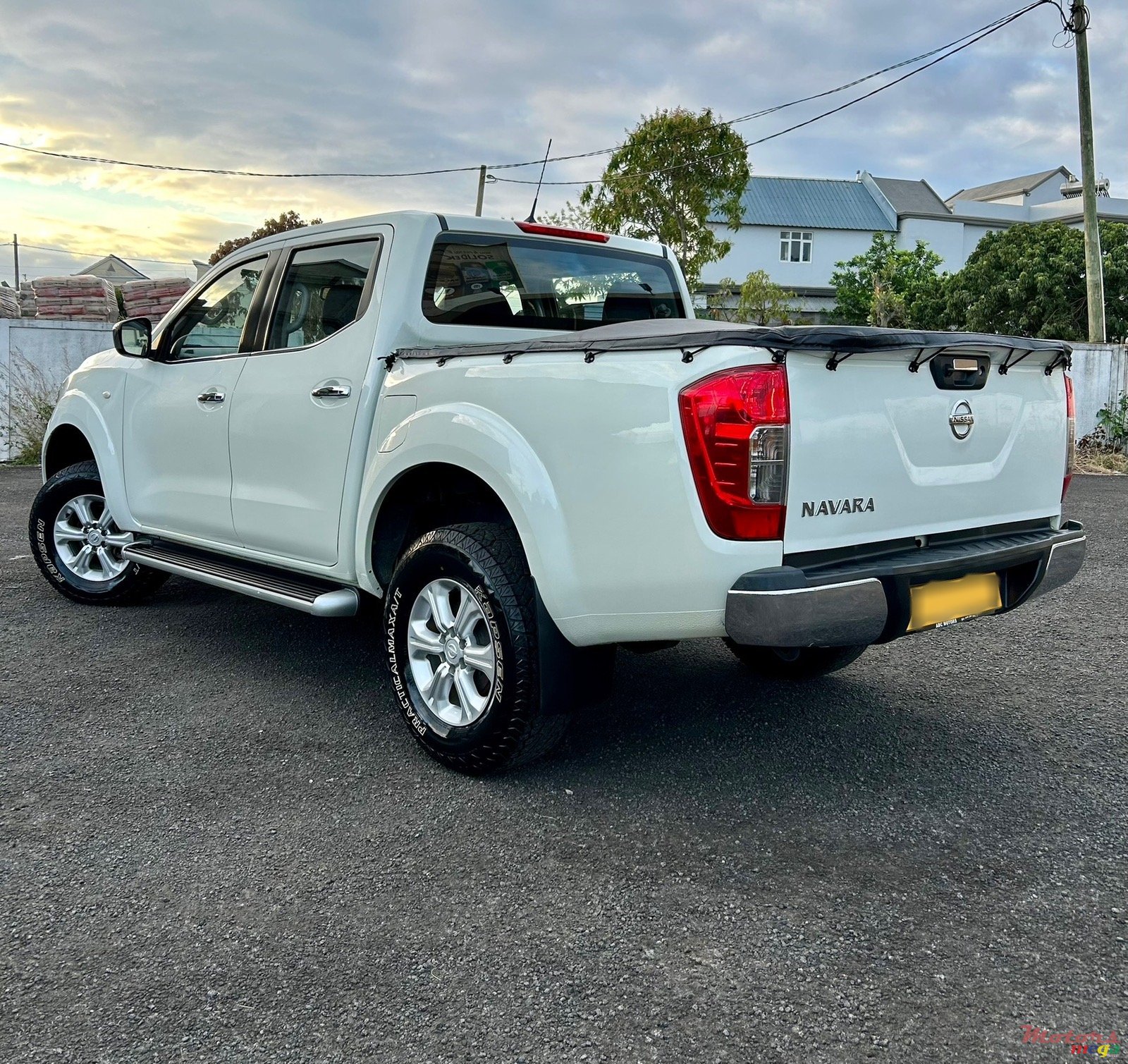 2021' Nissan Navara 2x4 photo #3