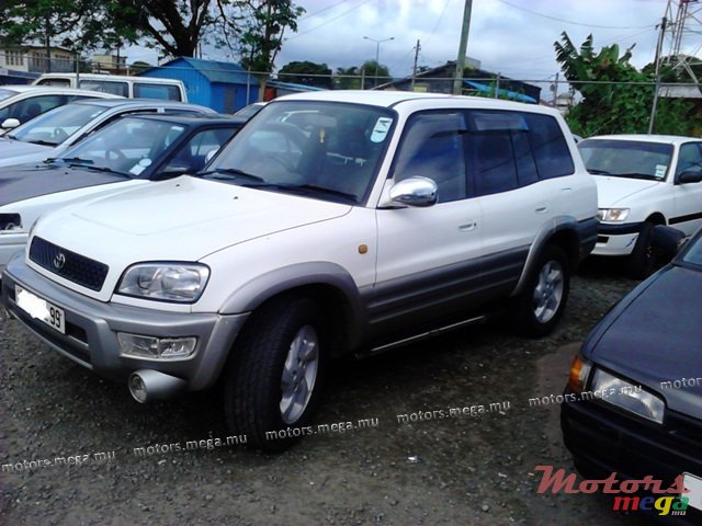 1999' Toyota photo #1