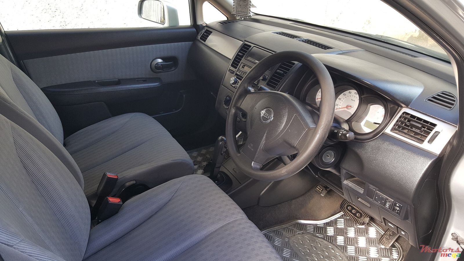 2008' Nissan Tiida Latio photo #3