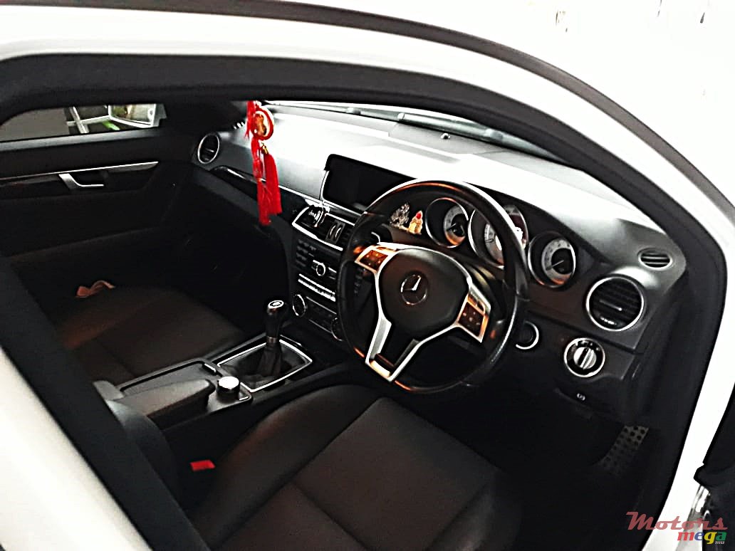 2011' Mercedes-Benz C-Class C180 AMG photo #2