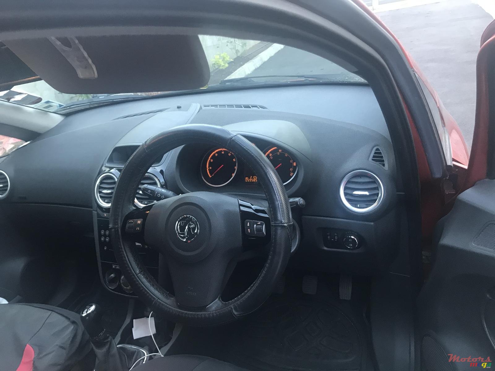 2013' Vauxhall Corsa photo #2