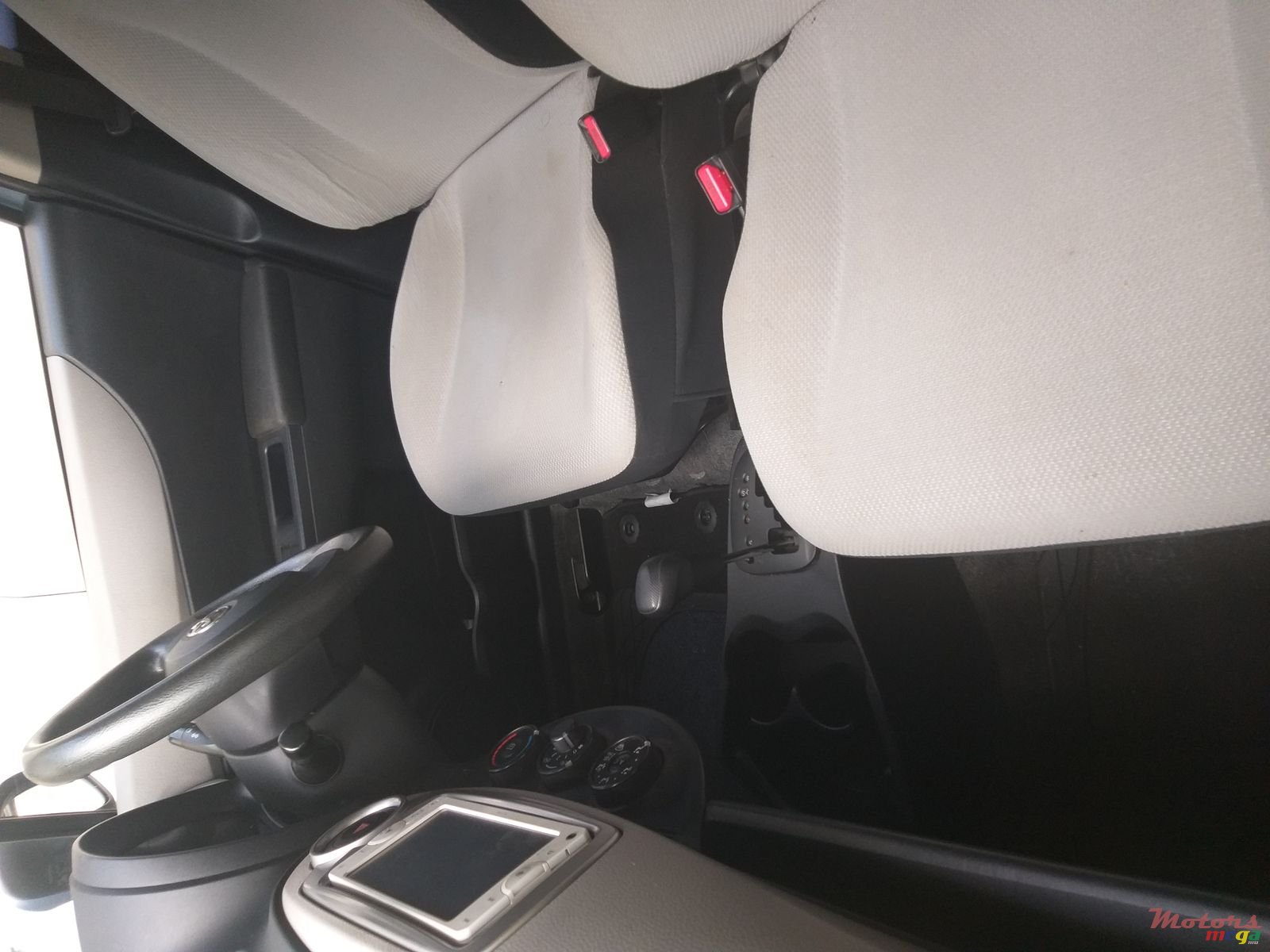 2013' Toyota Vitz photo #3