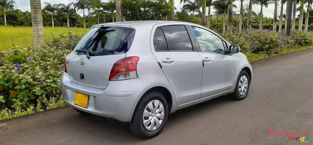 2010' Toyota Vitz photo #2