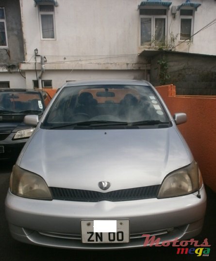 2000' Toyota platz photo #2