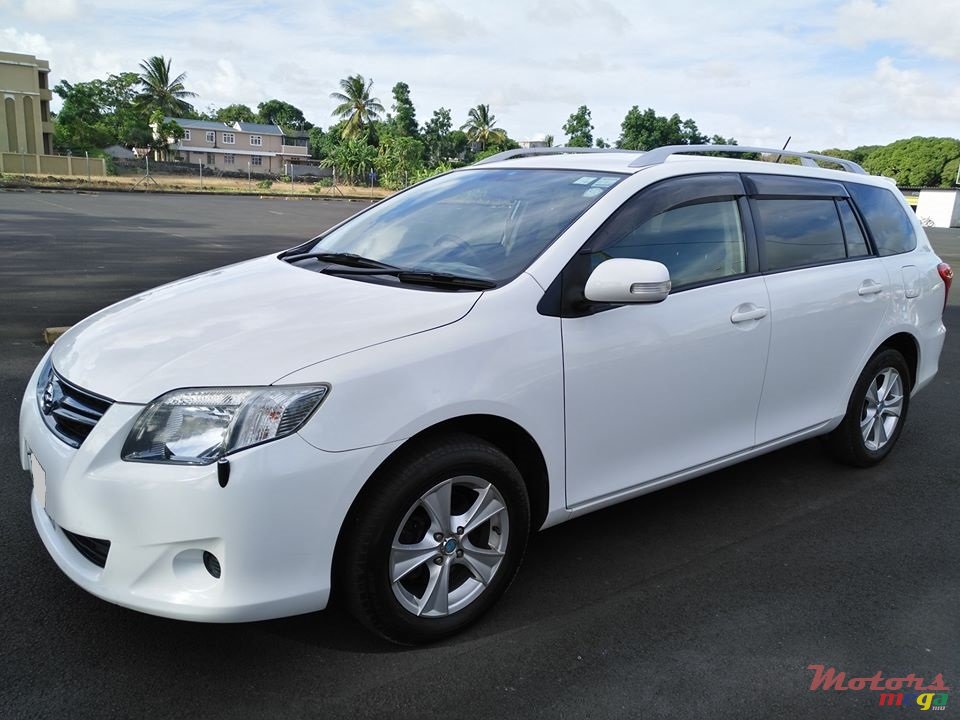 2012' Toyota Corolla Fielder photo #3