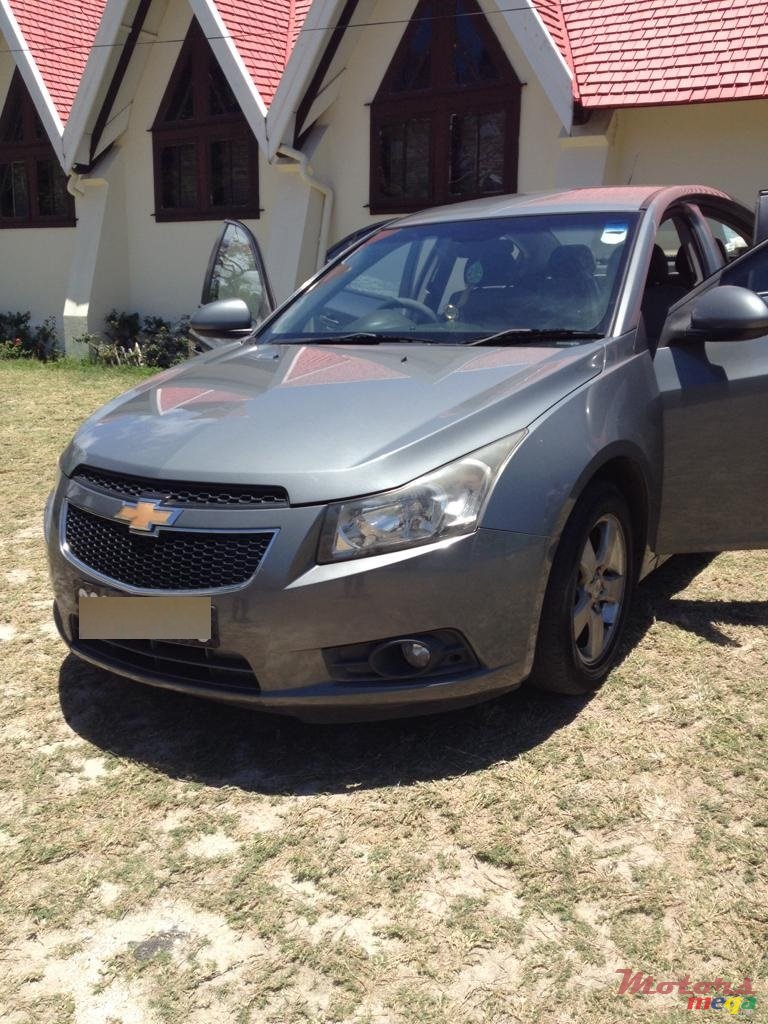 2010' Chevrolet Cruze LS photo #2