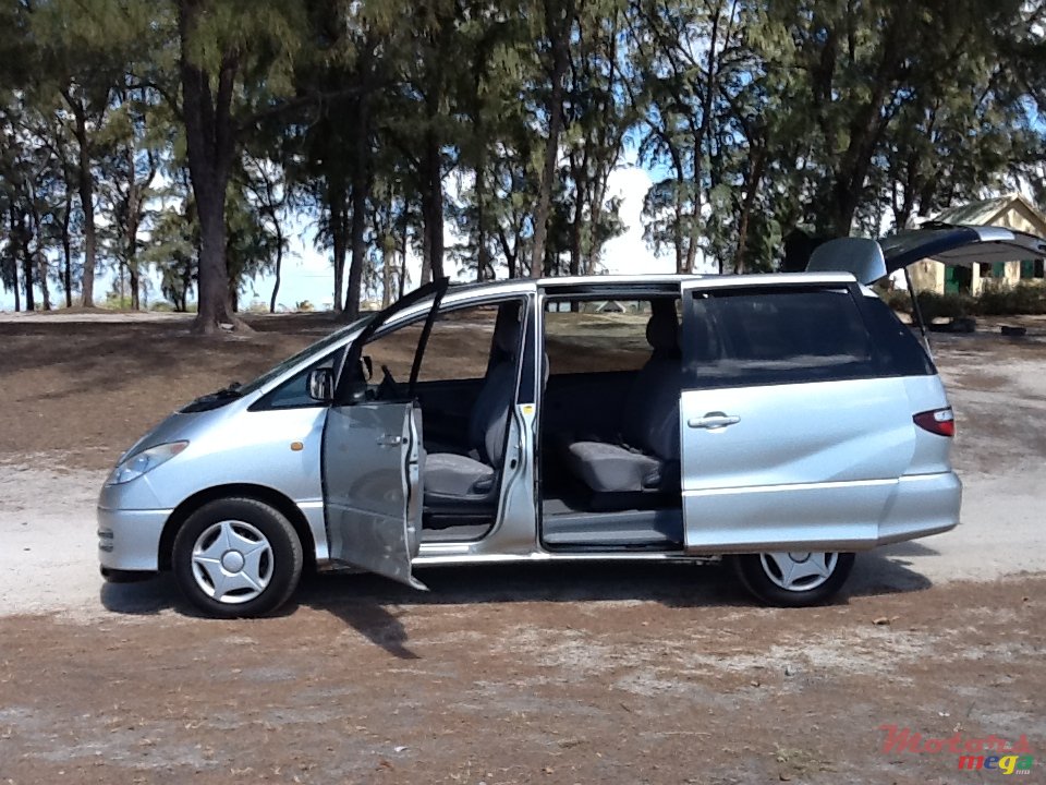 2001' Toyota Previa photo #3