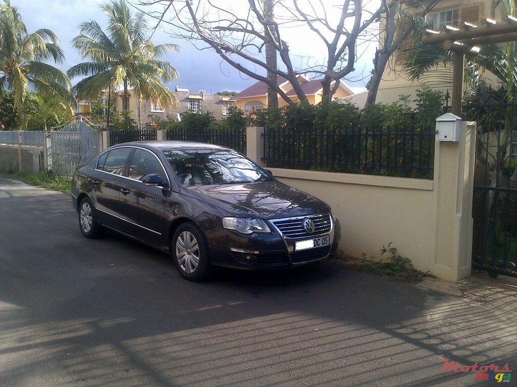 2005' Volkswagen Passat B6 1.6 FSI photo #3